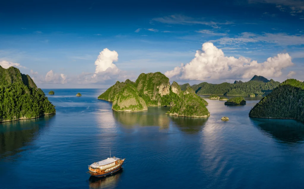 Diving adventure with Dune Liveaboard in Raja Ampat Indonesia