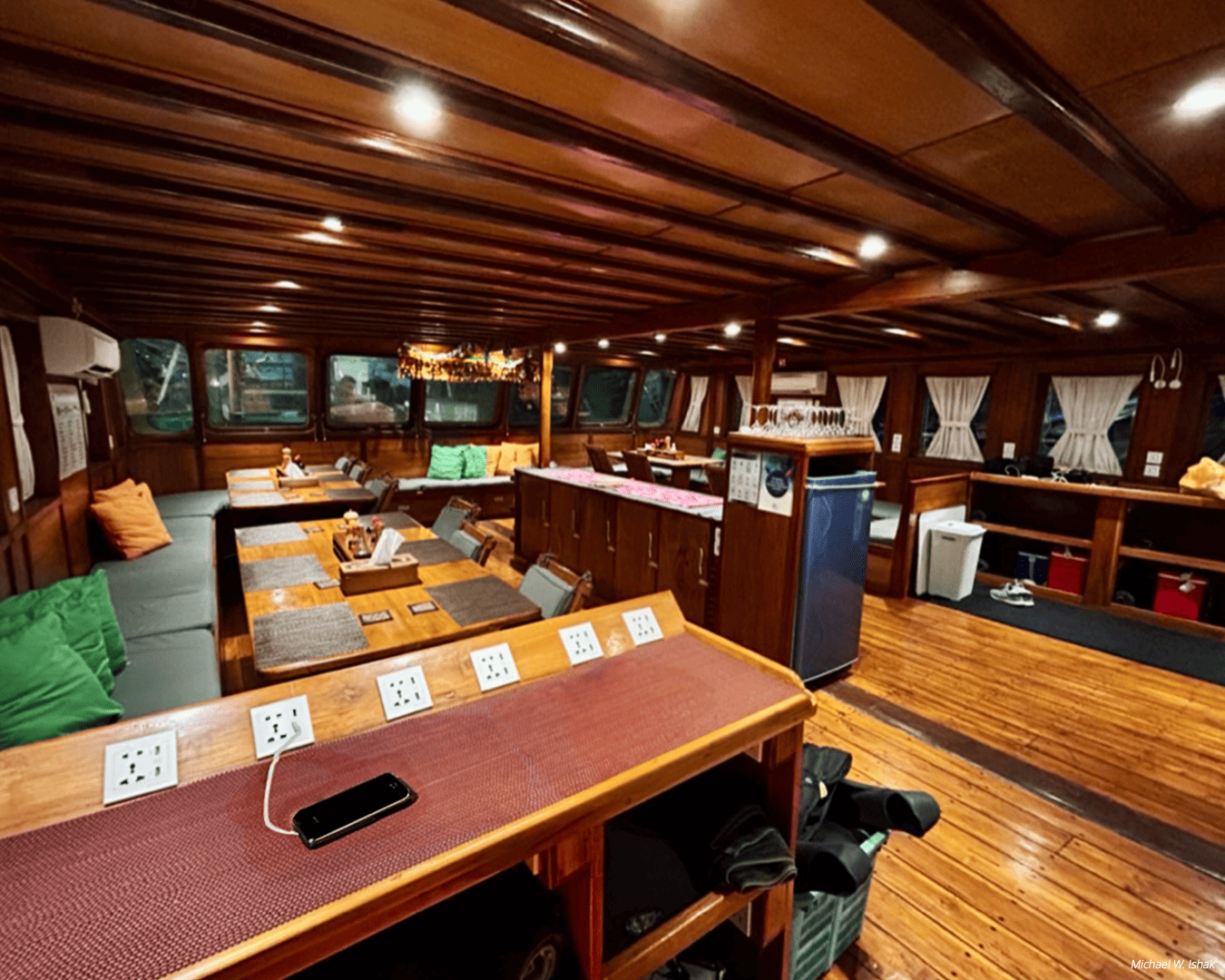 CHARGING STATION IN RESTAURANT AREA