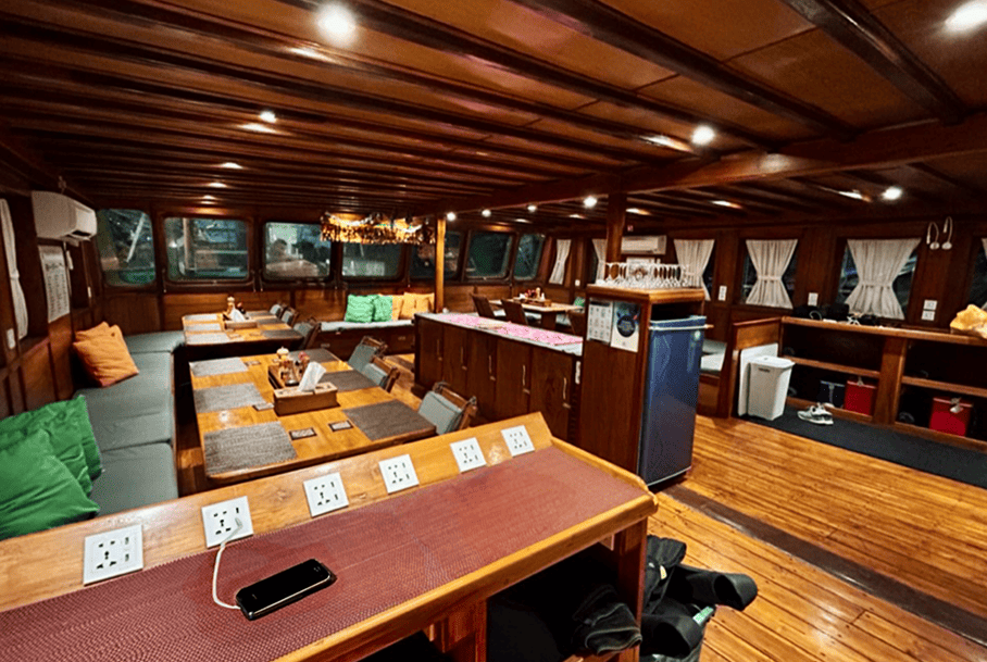 Hot-Tub-Jacuzzi-Liveaboard 6