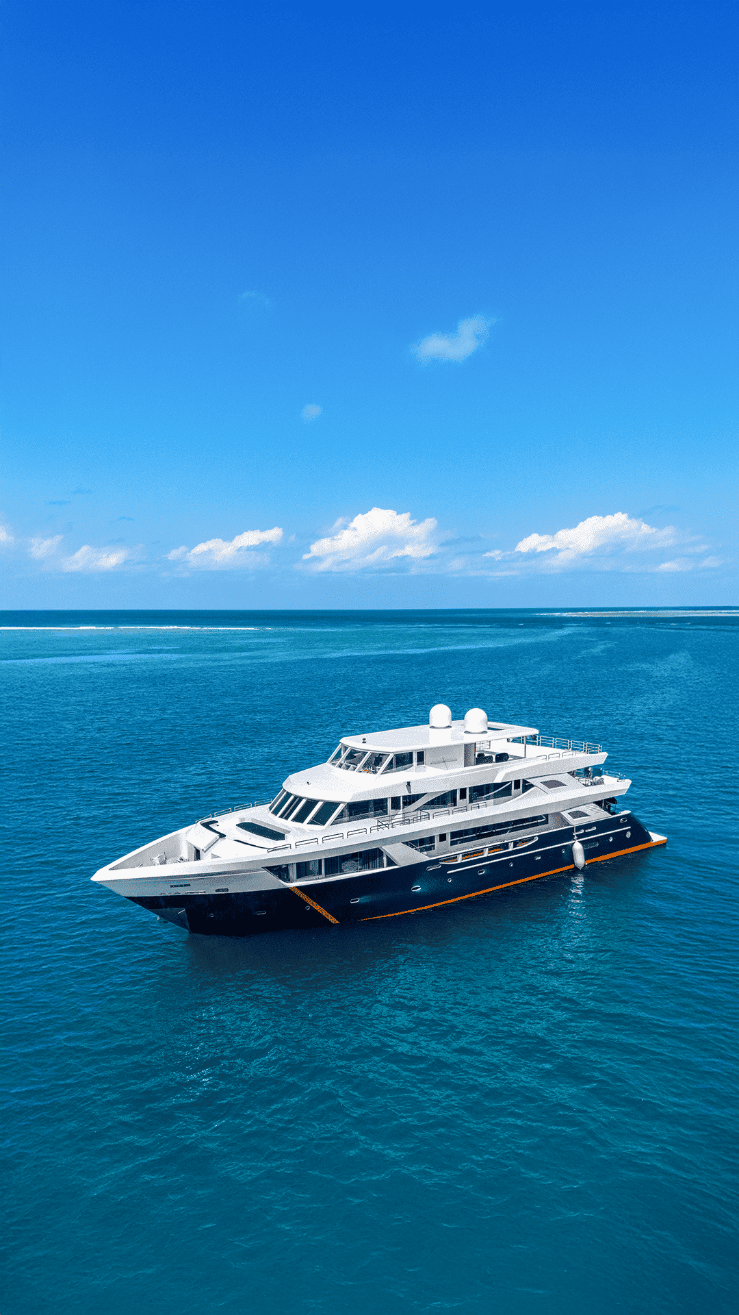 Black-manta-boat-on-Maldives (1)